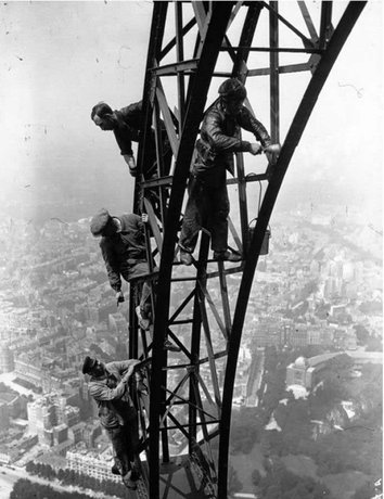 رنگ آمیزی برج ایفل در 83 سال قبل